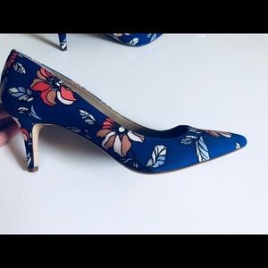New Ann Taylor Cobalt floral kitten heel 🐯